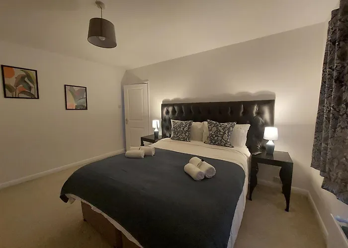 Spacious 4 Bedroom House With Garden, Close To City Centre, 2 Parking Spaces
