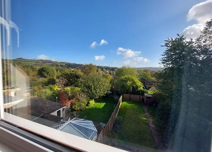 Spacious 4 Bedroom House With Garden, Close To City Centre, 2 Parking Spaces