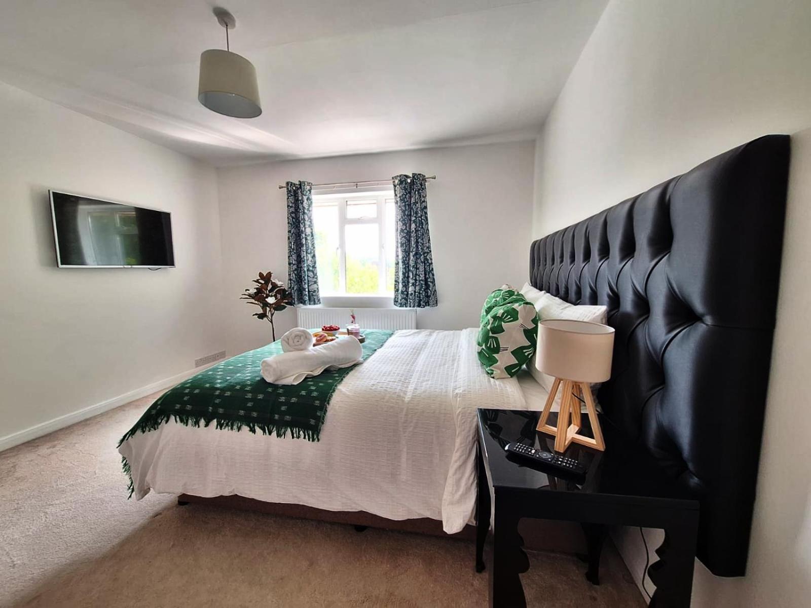 Spacious 4 Bedroom House With Garden, Close To Centre, 2 Parking Spaces * Bath