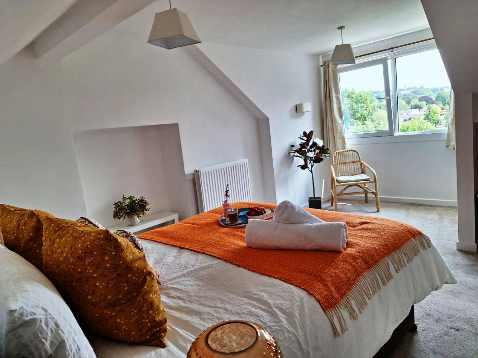 Spacious 4 Bedroom House With Garden, Close To Centre, 2 Parking Spaces