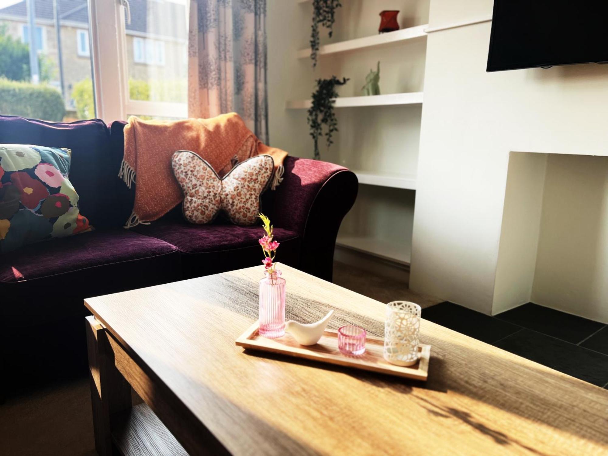 Spacious 4 Bedroom House With Garden, Close To Centre, 2 Parking Spaces *