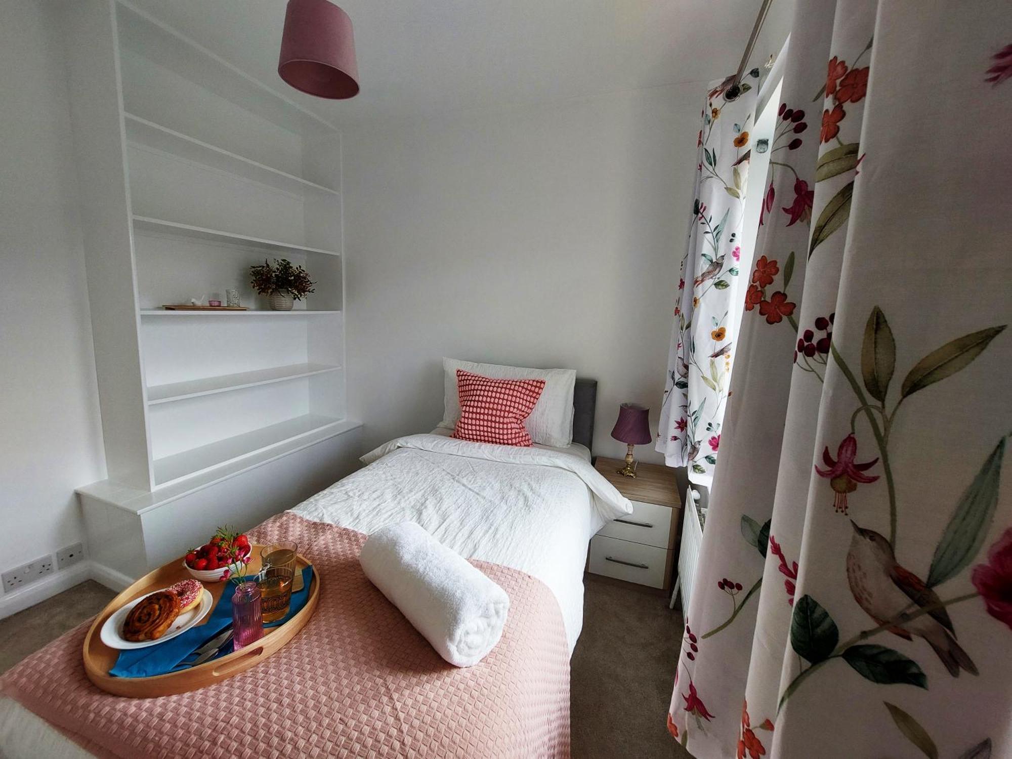 Spacious 4 Bedroom House With Garden, Close To Centre, 2 Parking Spaces Holiday home *