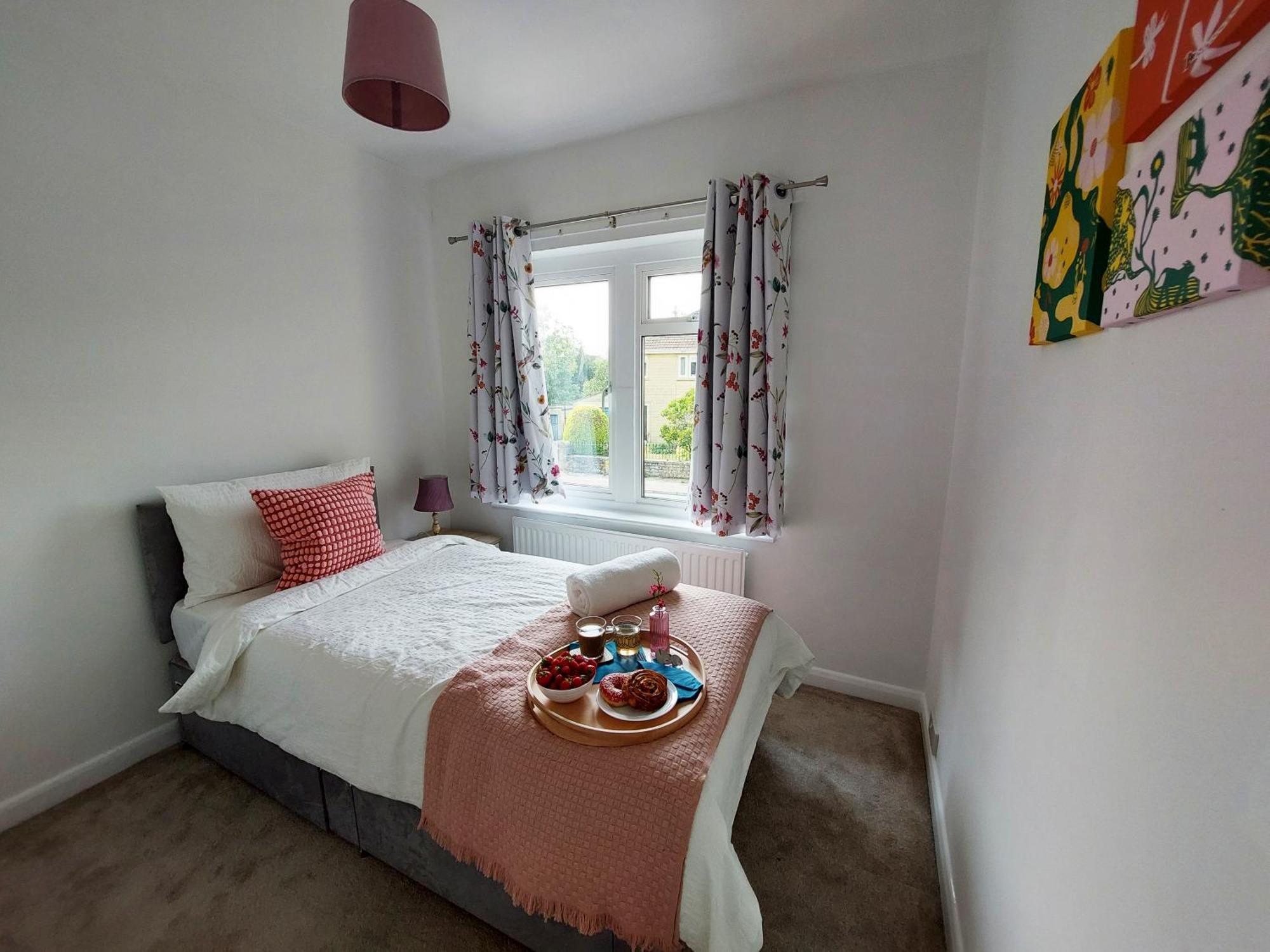 Spacious 4 Bedroom House With Garden, Close To Centre, 2 Parking Spaces Holiday home