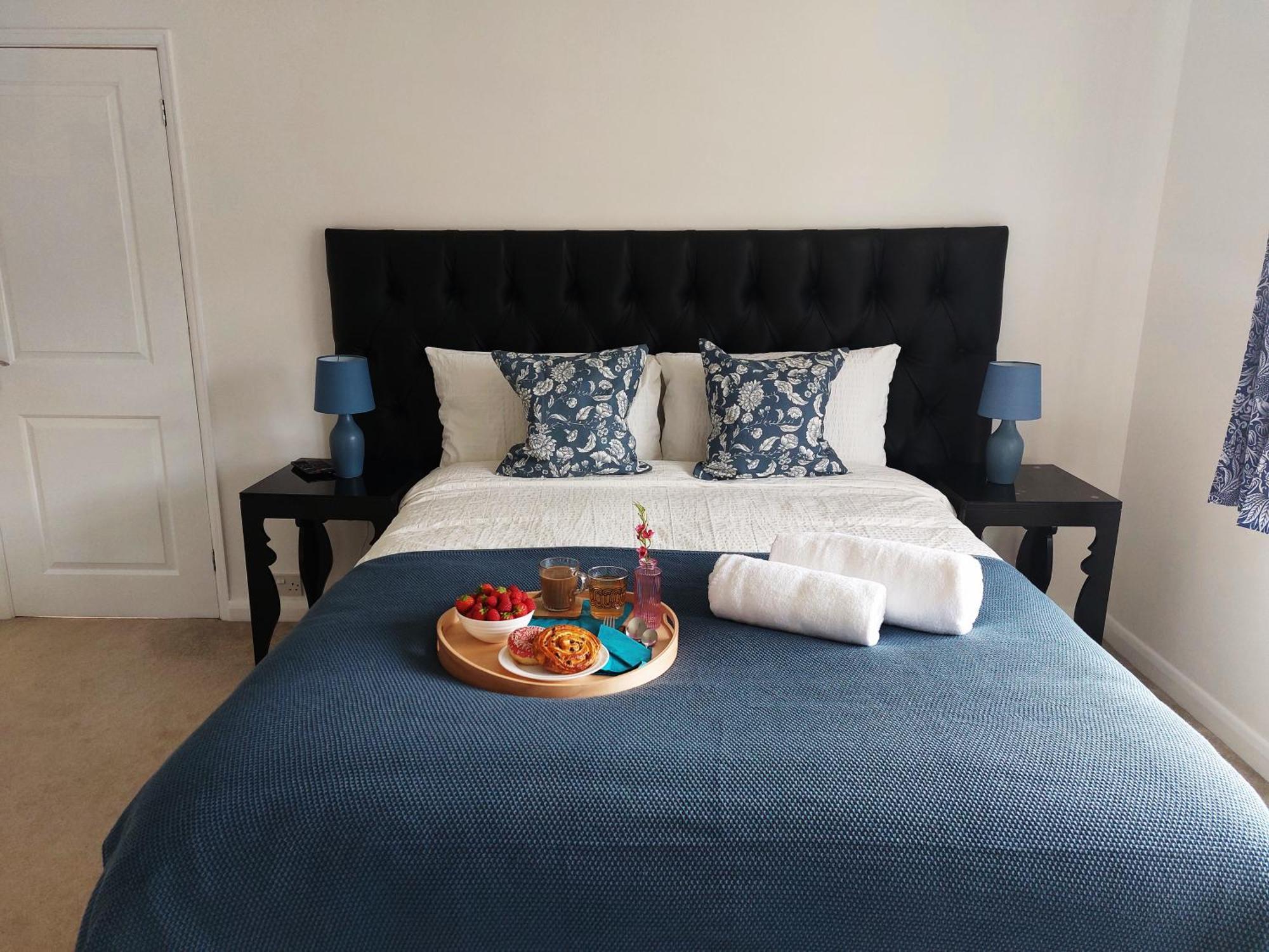 Holiday home Spacious 4 Bedroom House With Garden, Close To Centre, 2 Parking Spaces *