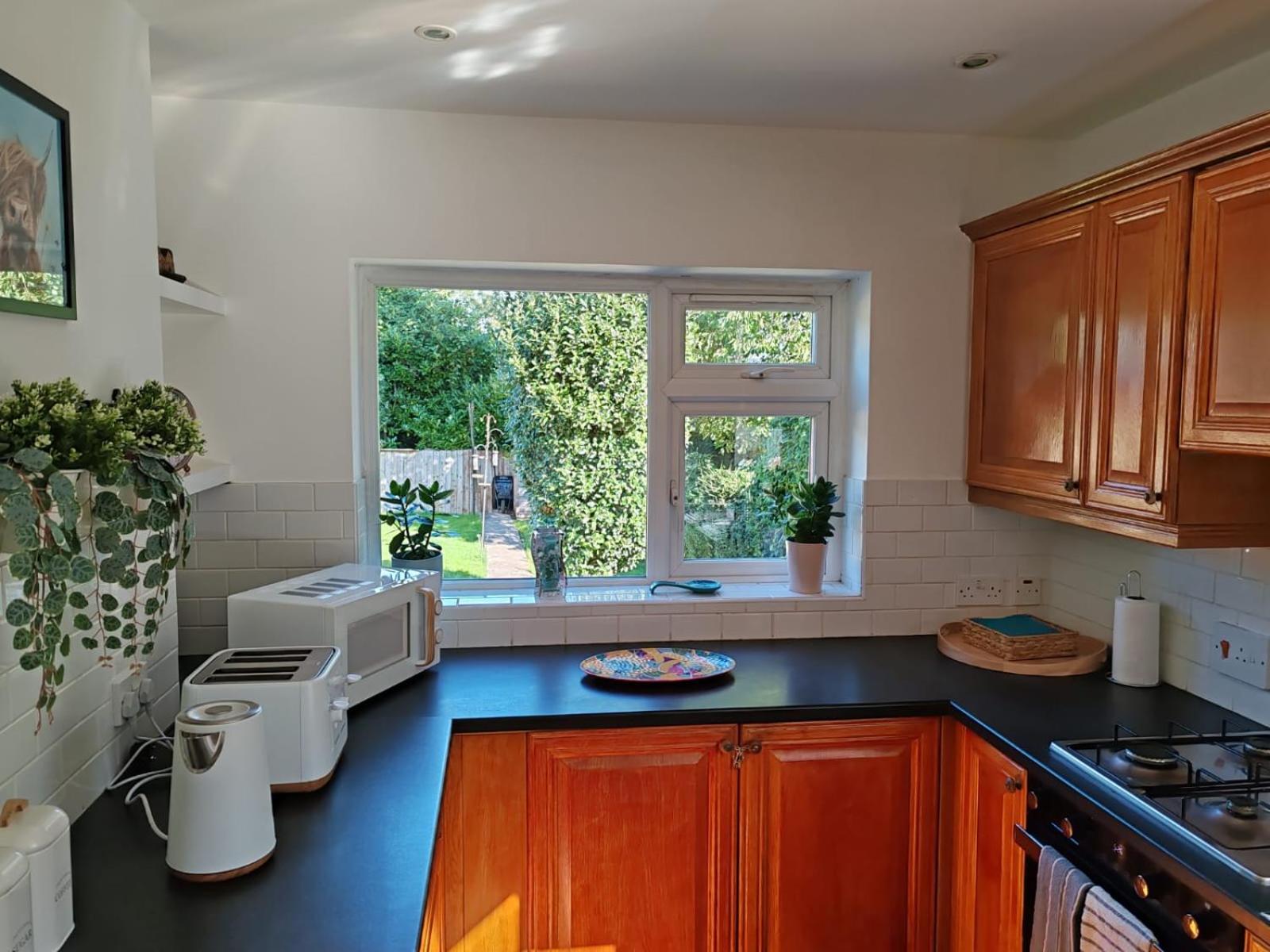 Spacious 4 Bedroom House With Garden, Close To Centre, 2 Parking Spaces * Bath